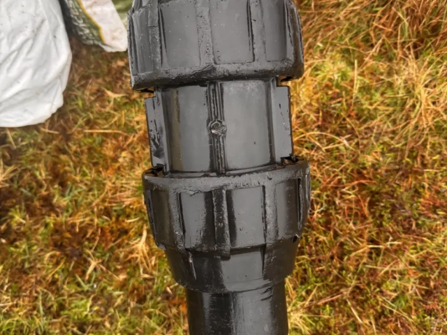 Plastic feed pipe joint