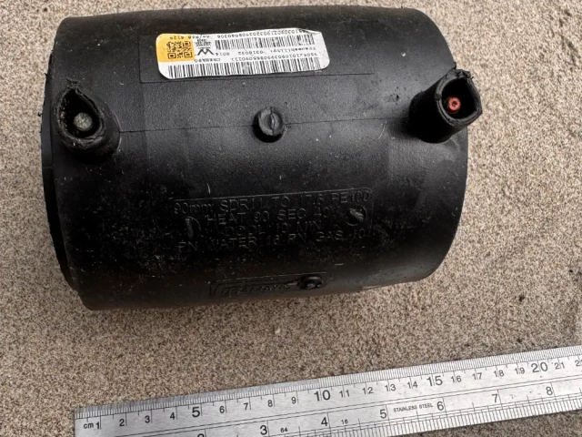 Plastic feed pipe joint