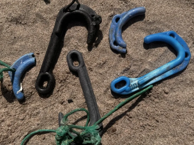 Creel hooks or broken parts thereof