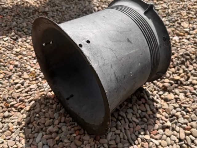 Plastic funnel to form creel entrance