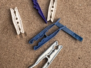 Plastic clothes pegs