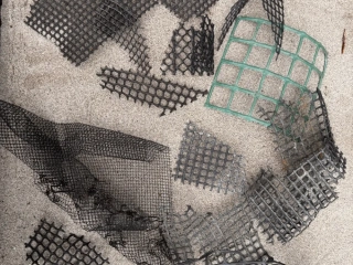 Pieces of plastic mesh